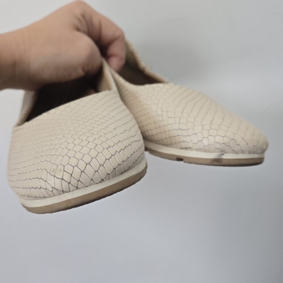 BARETRAPS POSTURE Women's Cream Ballet Flats - Picture 7 of 10